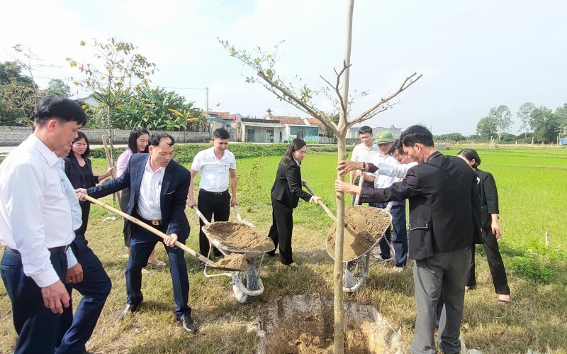 Lãnh đạo phường Quỳnh Xuân tham gia "Tết trồng cây đời đời nhớ ơn Bác Hồ vĩ đại"
