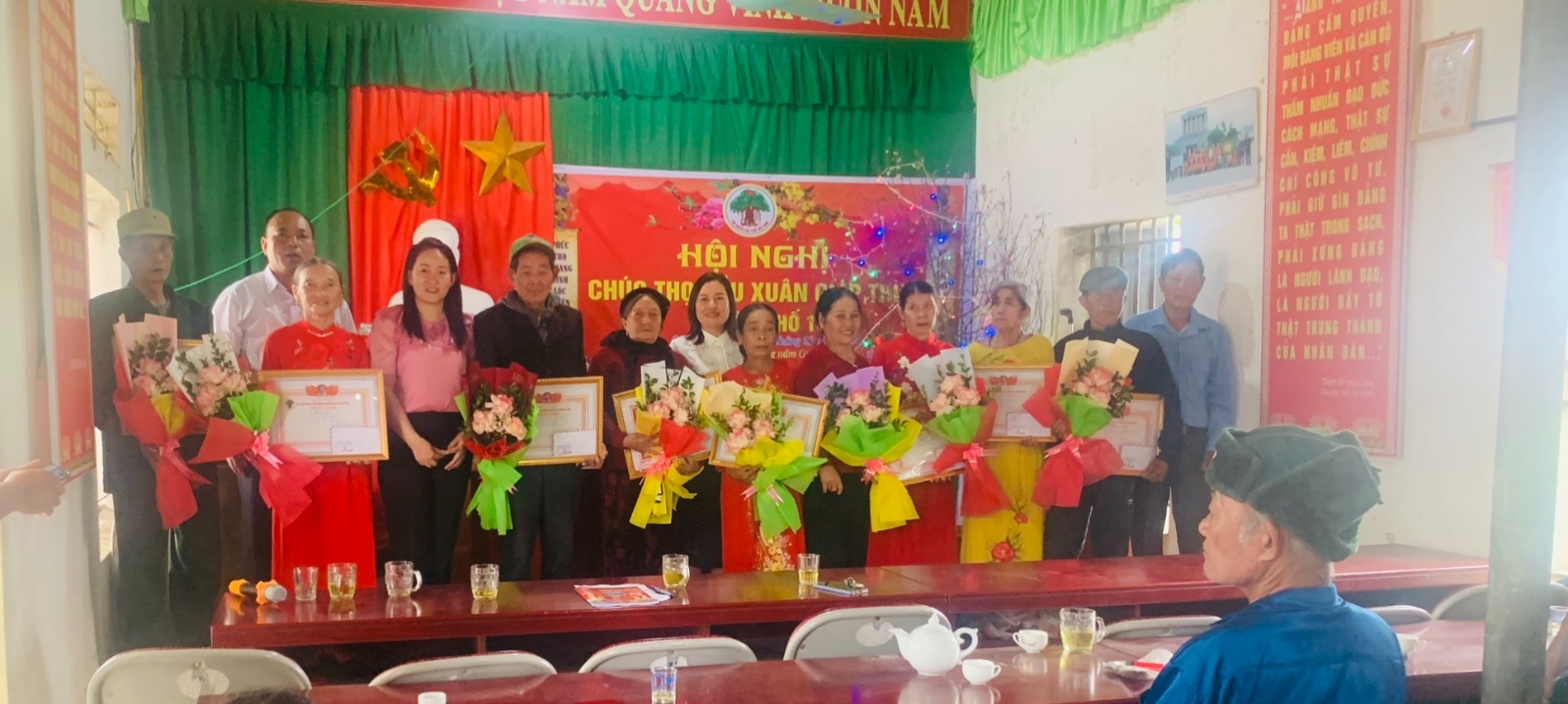 Đồng chí Nguyễn Thị Mai, Thị uỷ viên, Bí thư Đảng uỷ phường dự lễ chúc thọ, mùng thọ và trao quà cho các cụ tại đơn vị khối 15